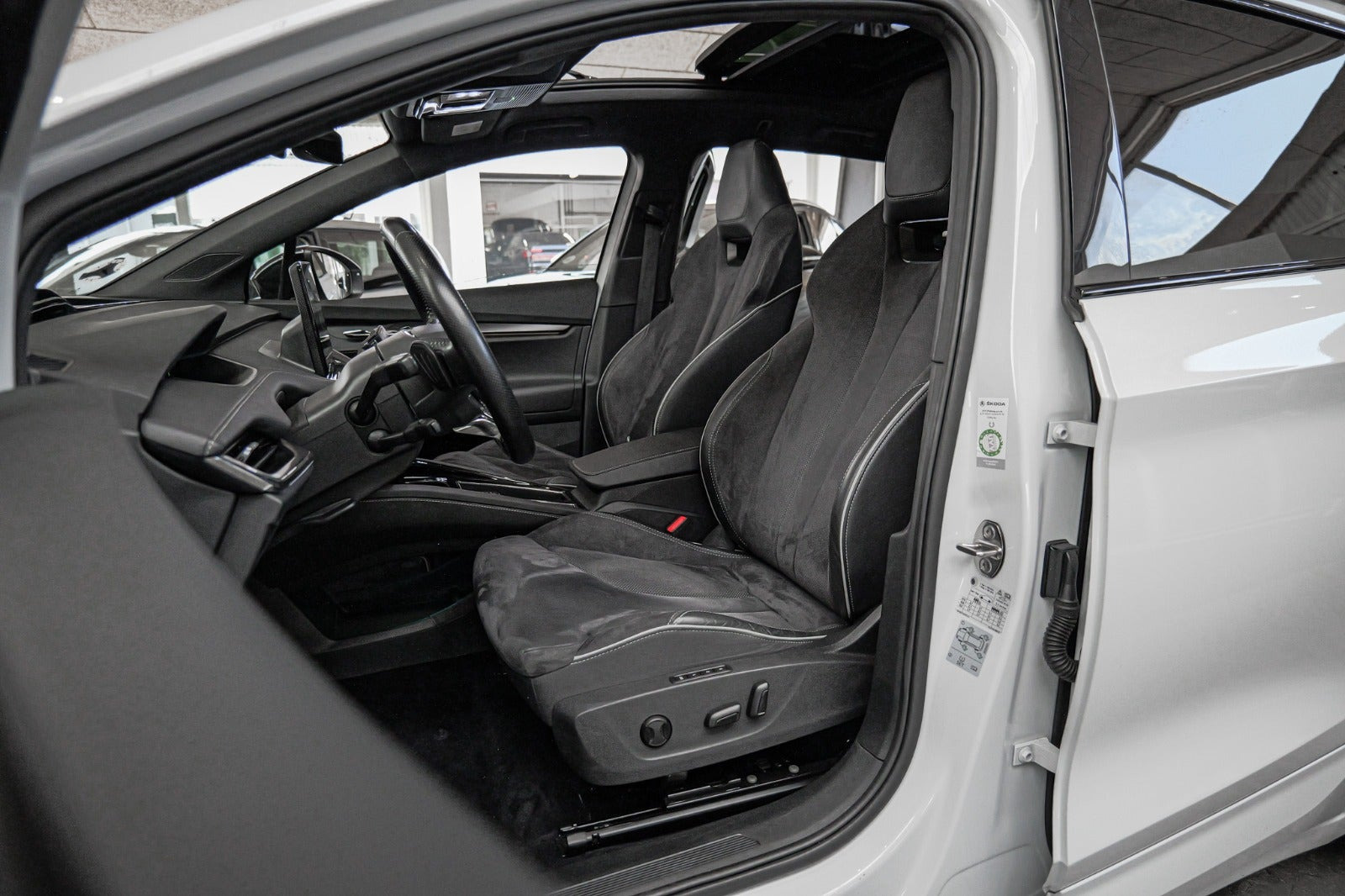 Hvid Skoda Enyaq fra 2022