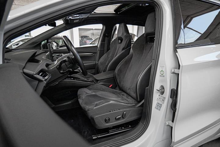 Hvid Skoda Enyaq fra 2022