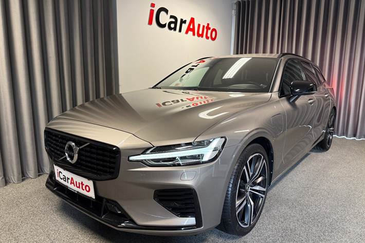 Grå Volvo V60 fra 2022 set udefra