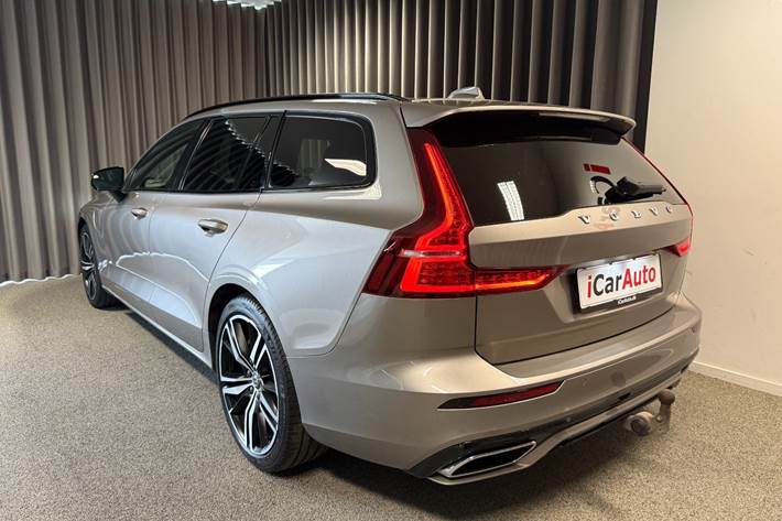 Grå Volvo V60 fra 2022
