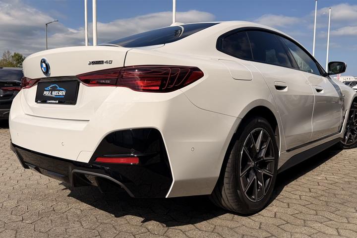 Hvid BMW i4 fra 2024