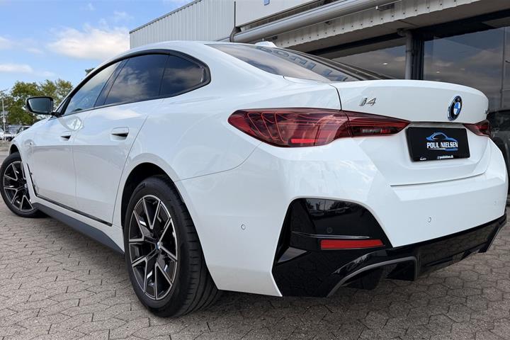 Hvid BMW i4 fra 2024
