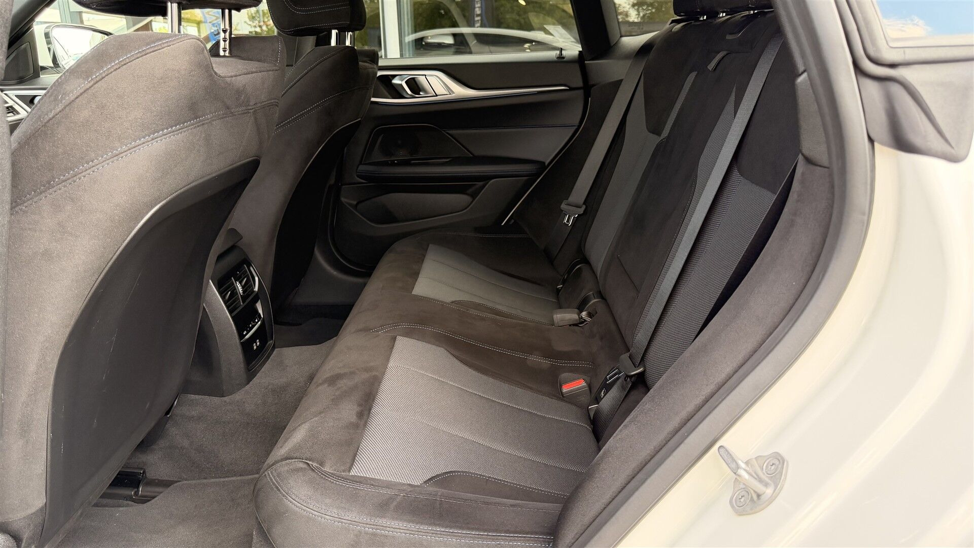 Hvid BMW i4 fra 2024