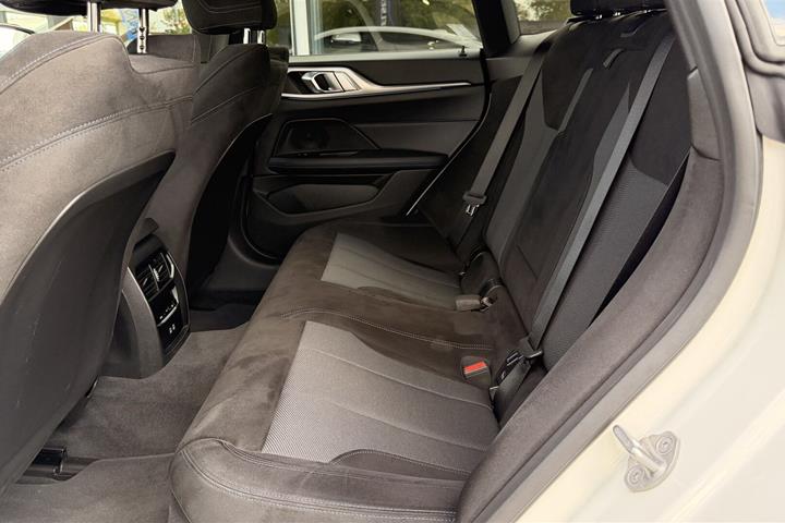 Hvid BMW i4 fra 2024