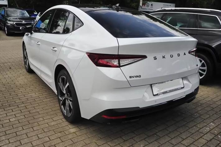 Hvid Skoda Enyaq fra 2025