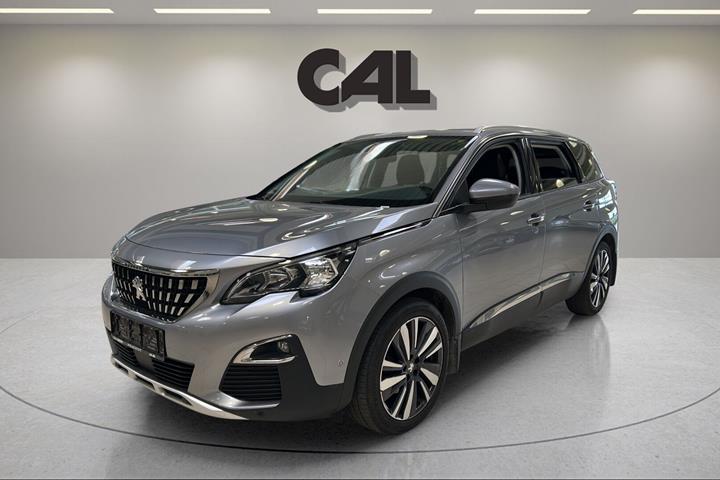 Sølv Peugeot 5008 fra 2020 set udefra