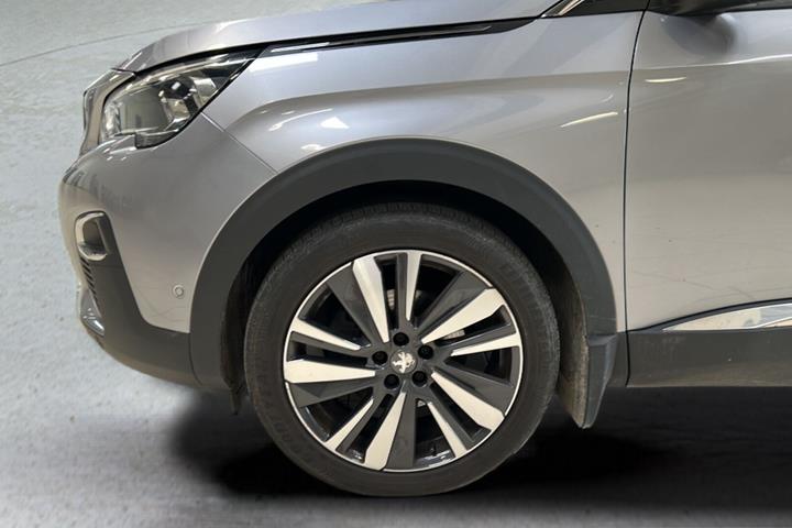 Sølv Peugeot 5008 fra 2020