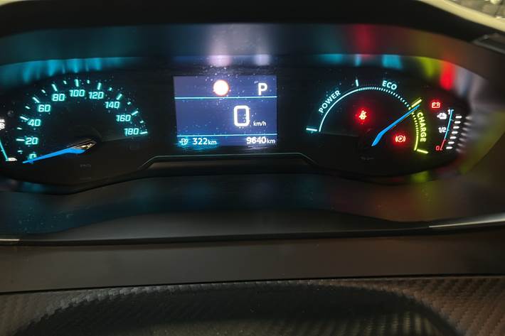 Hvid Peugeot e-208 fra 2025