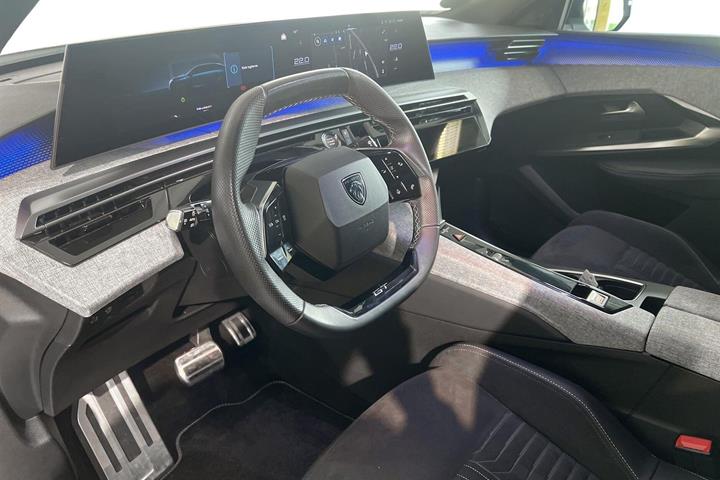 Hvid Peugeot e-3008 fra 2025