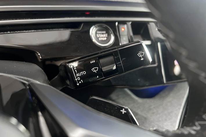 Hvid Peugeot e-3008 fra 2025