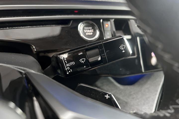 Hvid Peugeot e-3008 fra 2025