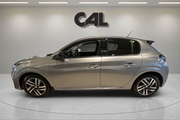 Grå Peugeot 208 fra 2023