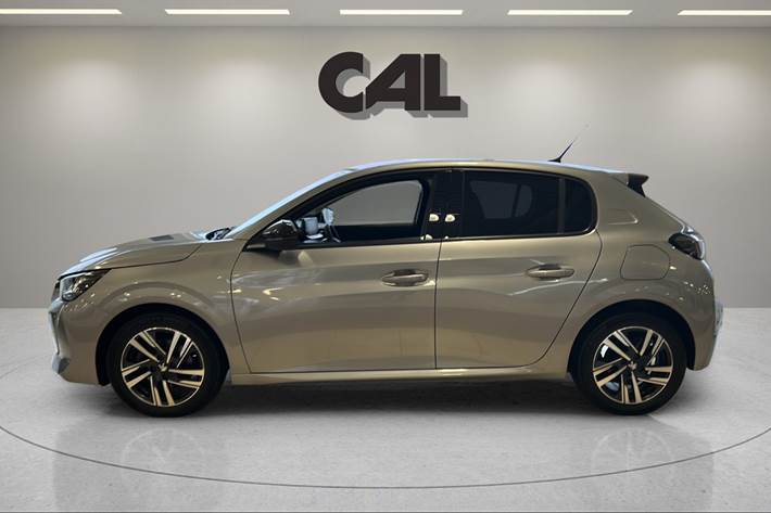 Sølv Peugeot 208 fra 2023