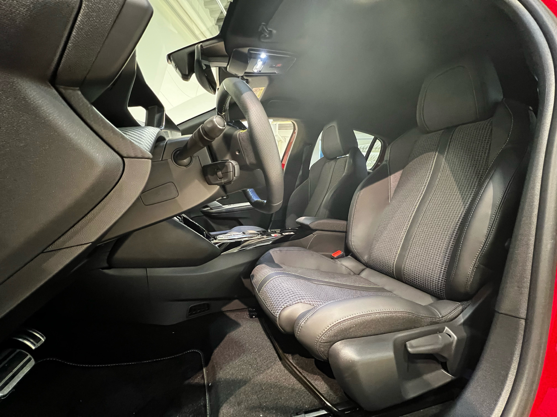 Rød Peugeot e-208 fra 2023