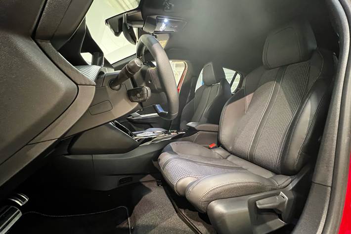 Rød Peugeot e-208 fra 2023
