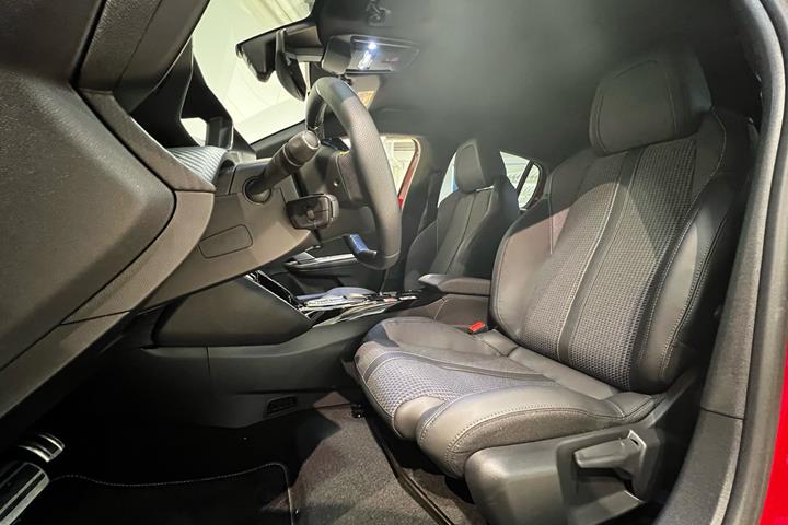 Rød Peugeot e-208 fra 2023