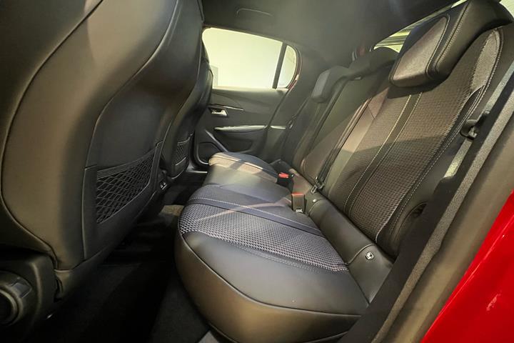 Rød Peugeot e-208 fra 2023
