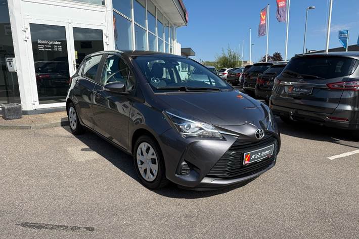 Grå Toyota Yaris fra 2017