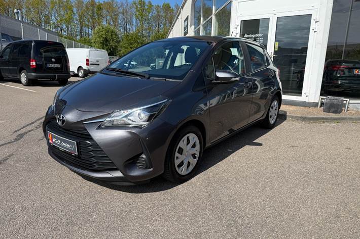 Grå Toyota Yaris fra 2017