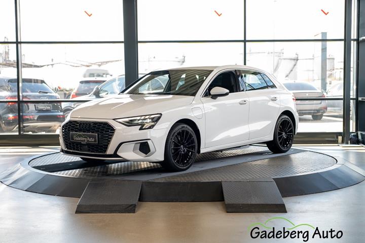 Hvid Audi A3 fra 2021 set udefra