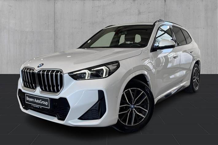 Hvid BMW X1 fra 2023 set udefra