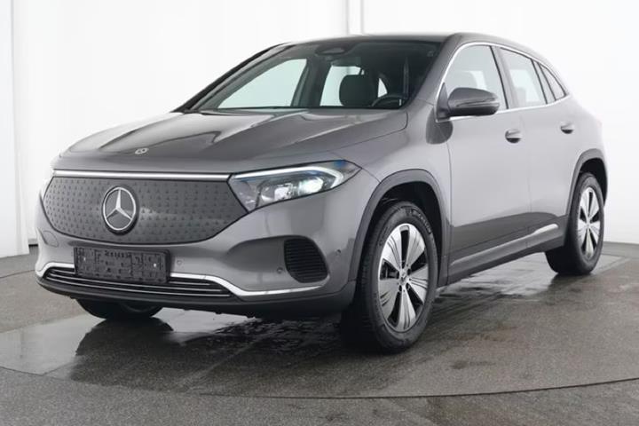 Grå Mercedes EQA250+ fra 2024 set udefra