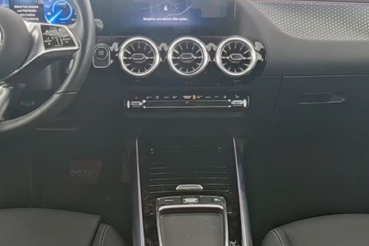 Grå Mercedes EQA250+ fra 2024