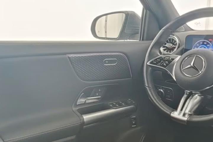 Grå Mercedes EQA250+ fra 2024