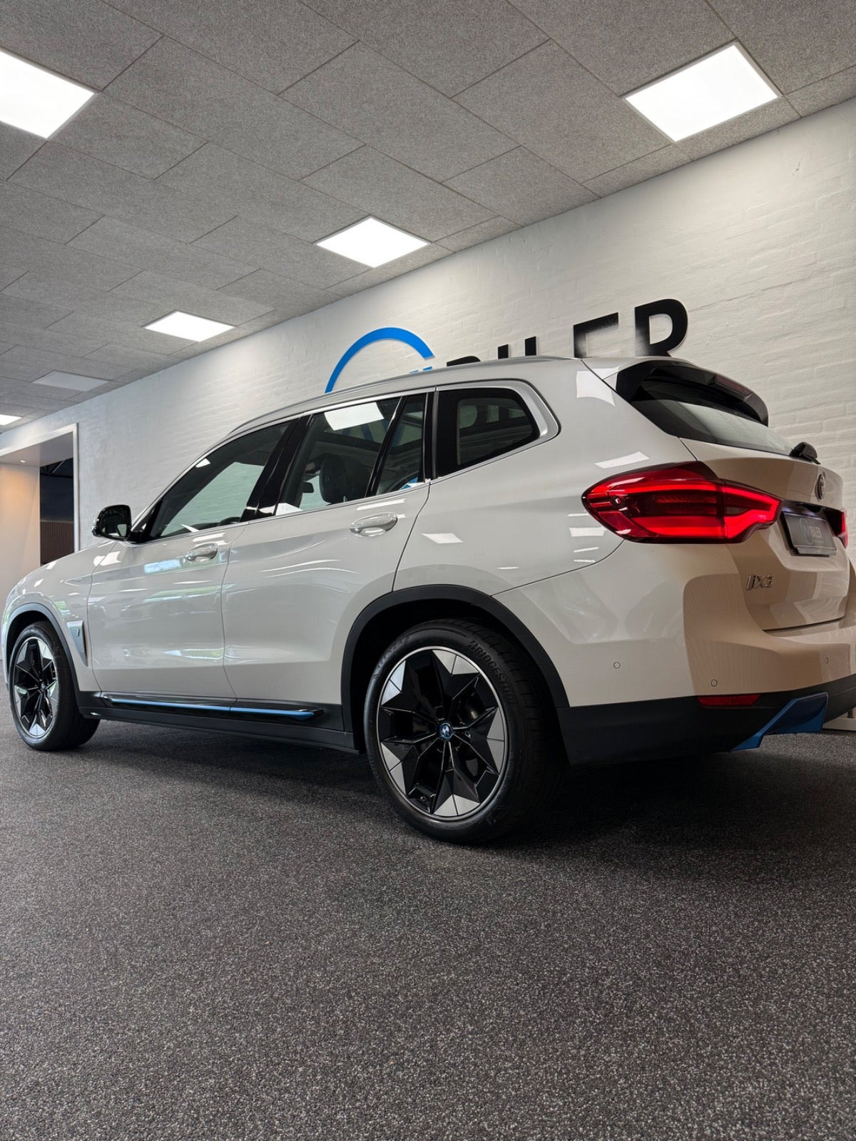 Hvid BMW iX3 fra 2022