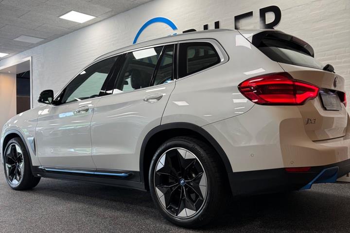 Hvid BMW iX3 fra 2022