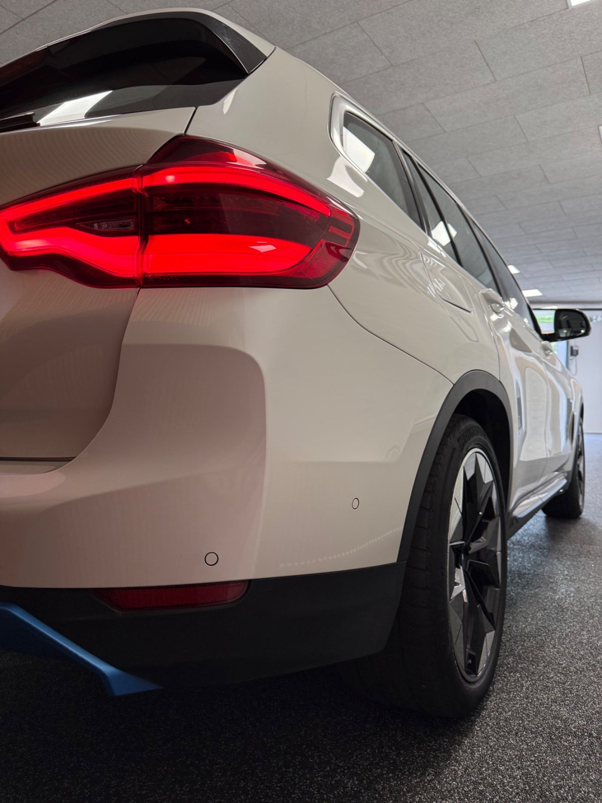 Hvid BMW iX3 fra 2022