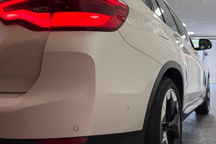 Hvid BMW iX3 fra 2022