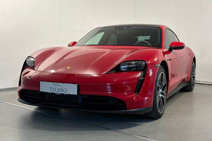 Rød Porsche Taycan 4S fra 2021 set udefra