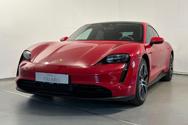 Rød Porsche Taycan 4S fra 2021 set udefra