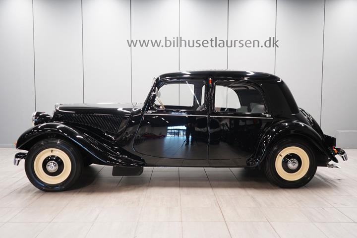 Sort Citroën Berlina 11 fra 1947 set udefra