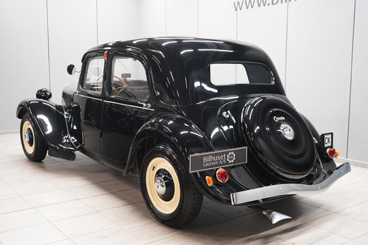 Sort Citroën Berlina 11 fra 1947 set udefra
