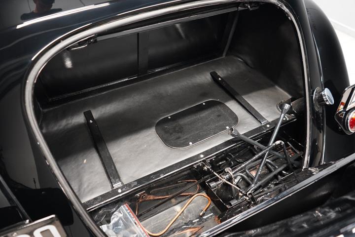 Sort Citroën Berlina 11 fra 1947 set udefra