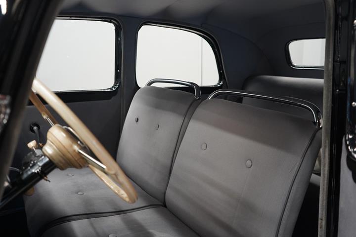 Sort Citroën Berlina 11 fra 1947 set indefra