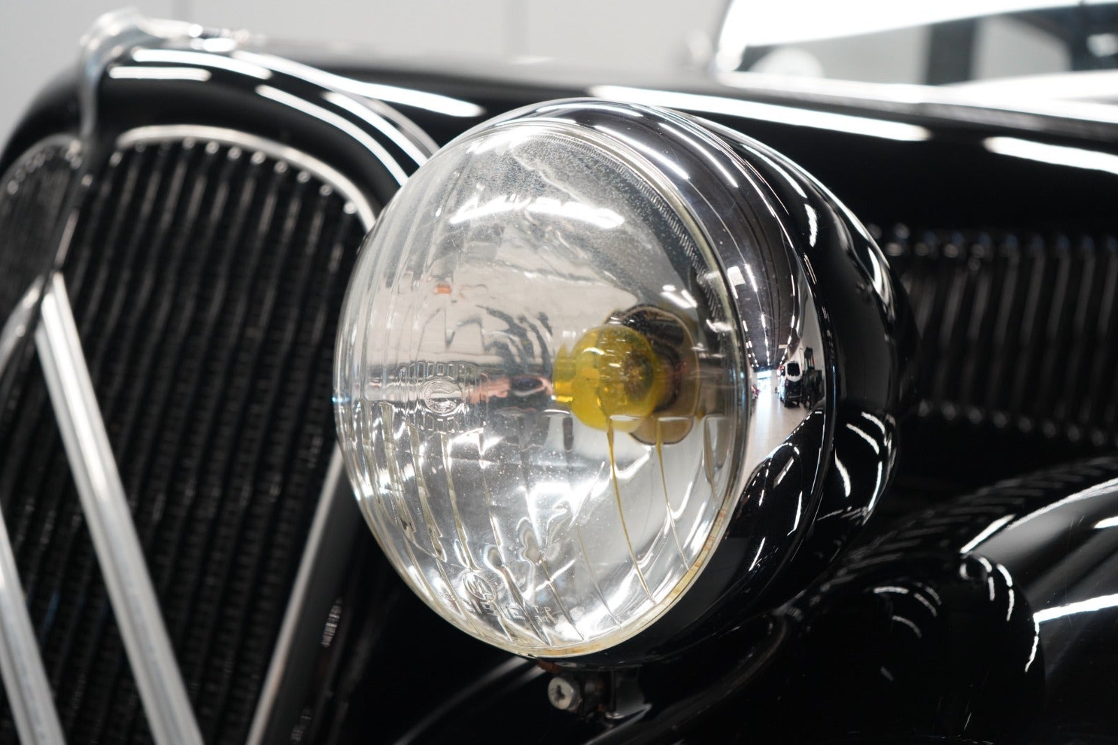 Sort Citroën Berlina 11 fra 1947 set udefra