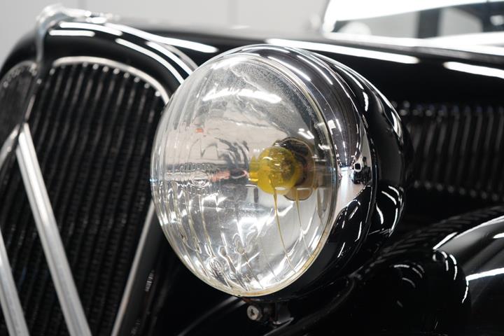 Sort Citroën Berlina 11 fra 1947 set udefra