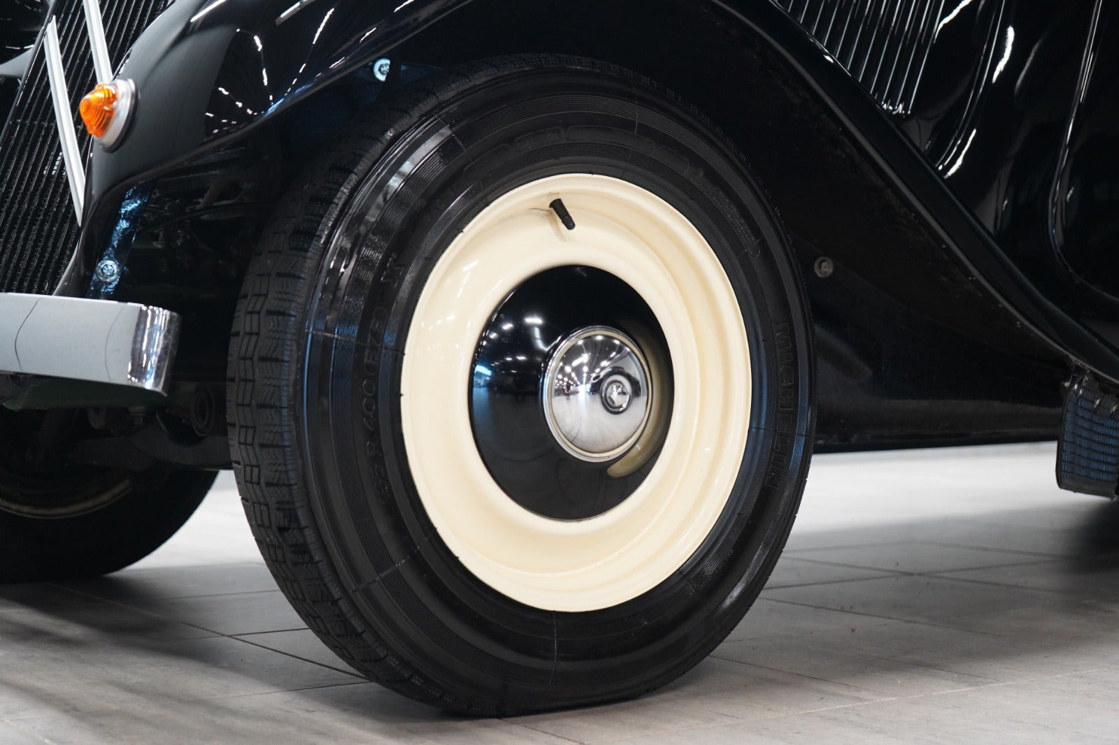 Sort Citroën Berlina 11 fra 1947 set udefra