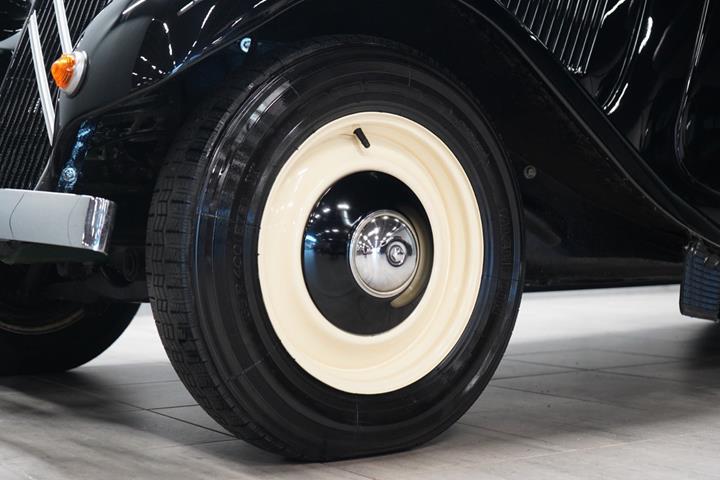 Sort Citroën Berlina 11 fra 1947 set udefra