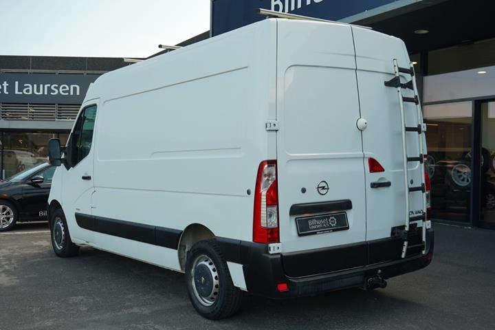 Hvid Opel Movano fra 2015