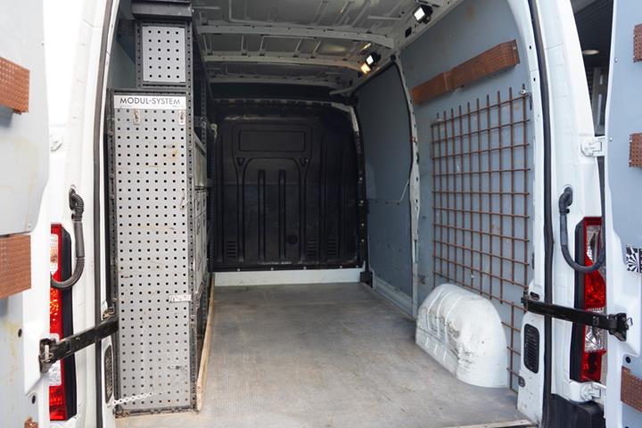 Hvid Opel Movano fra 2015