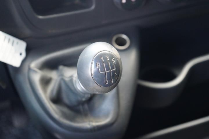 Hvid Opel Movano fra 2015