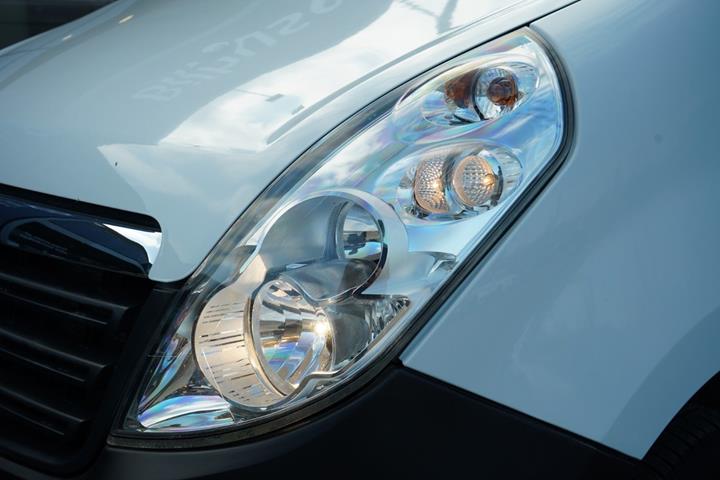 Hvid Opel Movano fra 2015