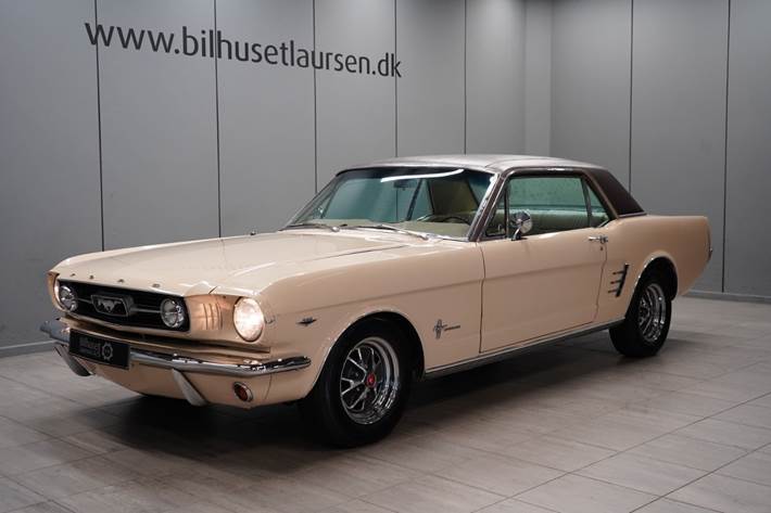 Beige Ford Mustang fra 1966