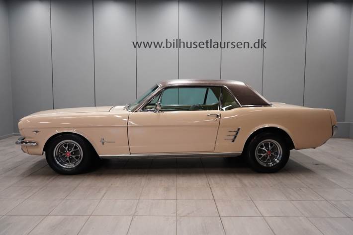 Beige Ford Mustang fra 1966