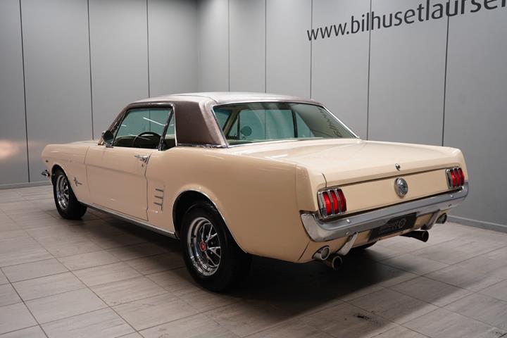 Beige Ford Mustang fra 1966
