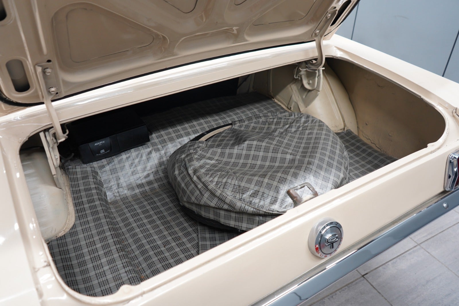 Beige Ford Mustang fra 1966